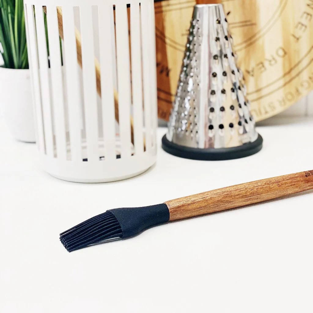 Accent Acacia Handle Silicone Brush - Image 6
